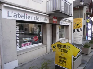 Yellow sur Marine – Atelier de Pub à Taninges