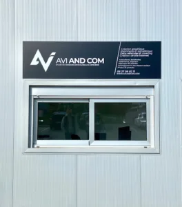 AVI AND COM – Enseignes, signalétique, marquage vehicule, imprimerie, création de site internet à Pont-Péan