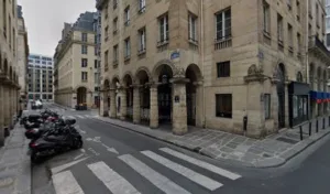 Simon, l’assistant communication à Paris